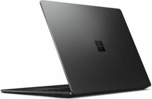 Schwarzer Laptop mit geschlossenem Deckel, seitliche Ansicht.