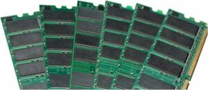 Mehrere RAM-Module mit grünen Platinen und schwarzen Speicherchips.