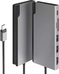 Graue USB-C-Dockingstation mit mehreren Anschlüssen und angeschlossenem Kabel.