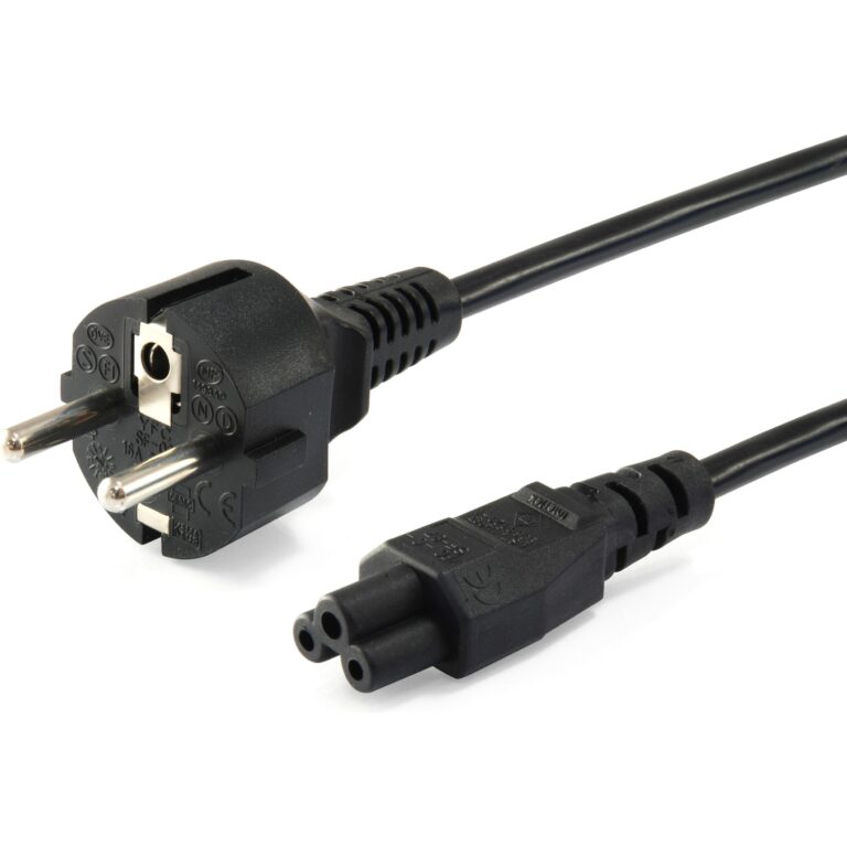 Schwarzes Netzkabel mit Eurostecker und Kaltgerätebuchse auf weißem Hintergrund.