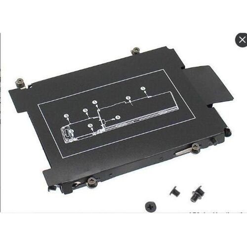 Schwarzer Festplattenadapter mit Schrauben für Laptop statt optischem Laufwerk.