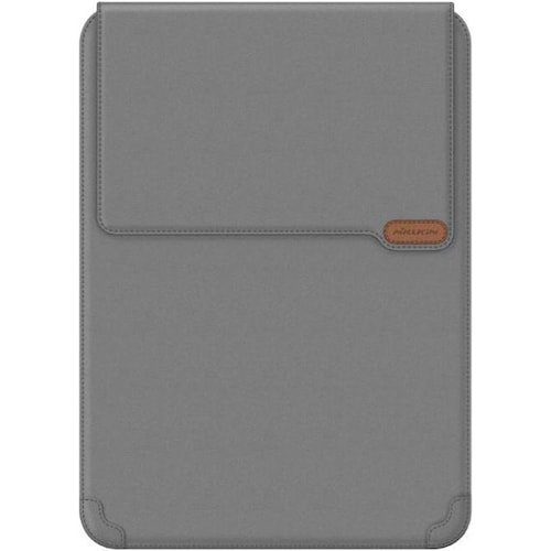 Graue Laptoptasche aus Kunstleder mit braunem Logo-Etikett. Graue Laptoptasche aus Kunstleder mit braunem Logo-Etikett.