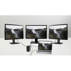 Vier Monitore und ein Laptop auf einem Tisch verbunden durch Kabel.