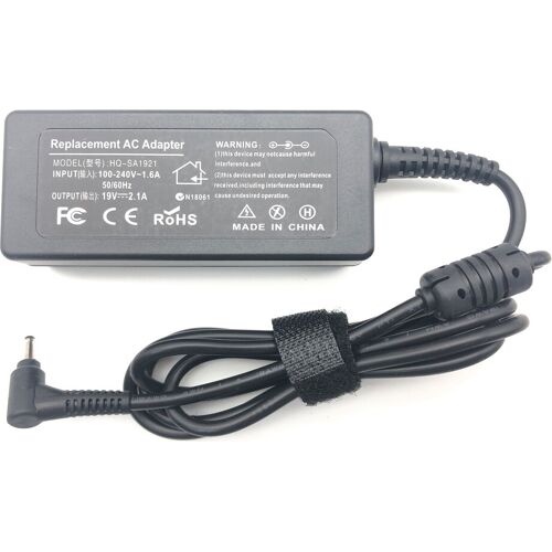 Schwarzes Ersatz-Netzteil mit Kabel und Geräteinformationen. Schwarzes Ersatz-Netzteil mit Kabel und Geräteinformationen.