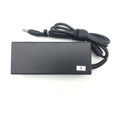 Schwarzes Netzteil mit Kabel auf weißem Hintergrund. Schwarzes Netzteil mit Kabel auf weißem Hintergrund.