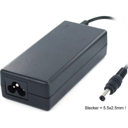 Schwarzes Netzteil mit DC-Stecker auf weißem Hintergrund. Schwarzes Netzteil mit DC-Stecker auf weißem Hintergrund.