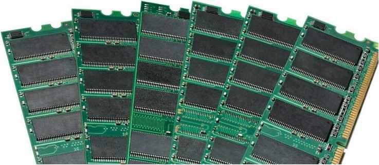 Mehrere RAM-Module mit grünen Platinen und schwarzen Speicherchips.
