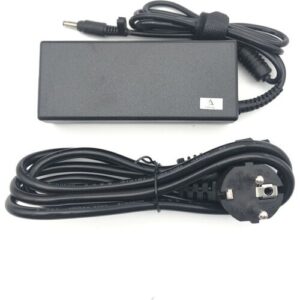 Schwarzes Laptop-Netzteil mit Stromkabel auf weißem Hintergrund.