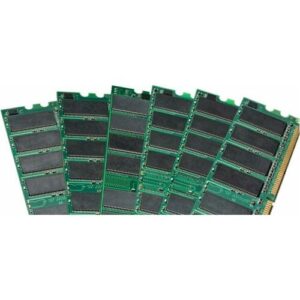 Mehrere grüne RAM-Module mit schwarzen Speicherchips und goldenen Kontakten.