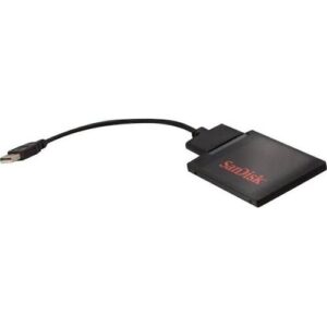 Externe schwarze Festplatte mit USB-Kabel in seitlicher Ansicht.