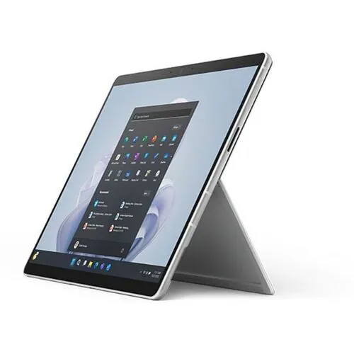 Tablet mit Kickstand und Windows-Oberfläche, seitlich aufgestellt.