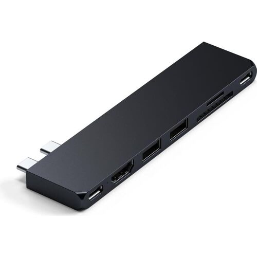 Schwarzer USB-C-Hub mit mehreren Anschlüssen auf weißem Hintergrund.