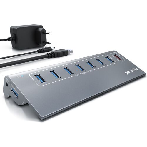 USB-Hub mit sieben Anschlüssen und Netzteil auf weißem Hintergrund. USB-Hub mit sieben Anschlüssen und Netzteil auf weißem Hintergrund.